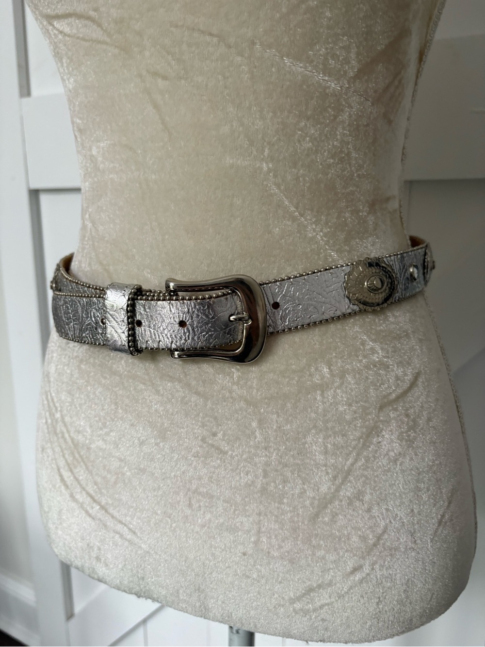 Vintage belt 90s silver tone tooled leather beaded concho western size M